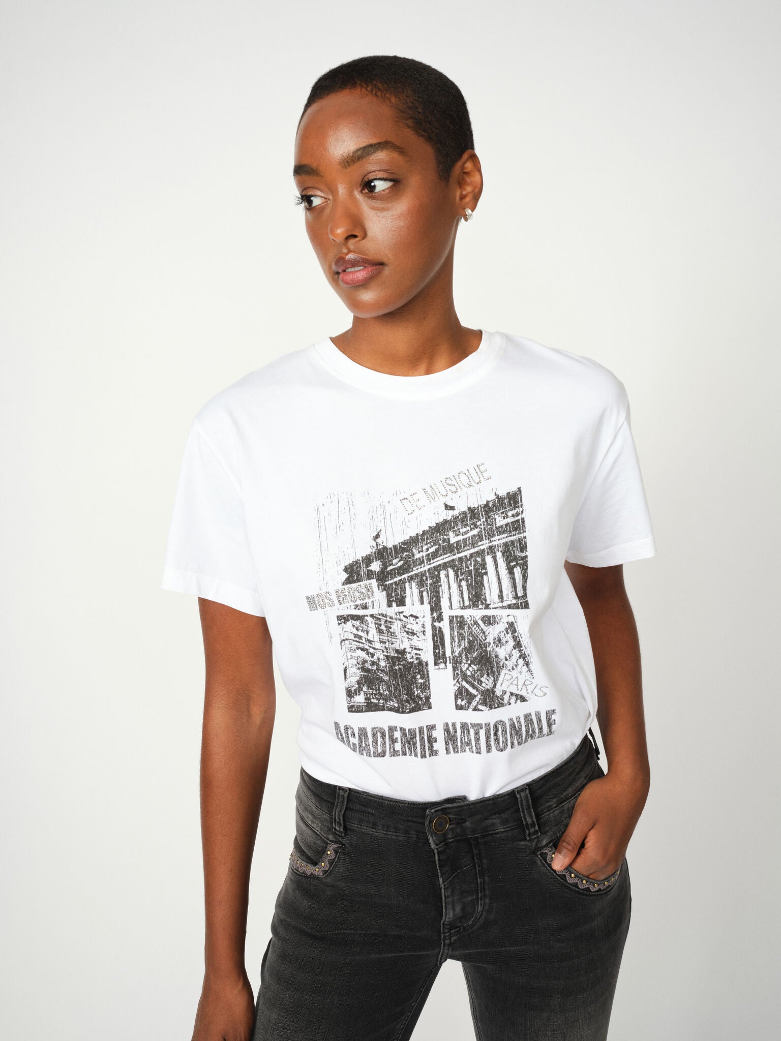 Modelshot / White / Detail